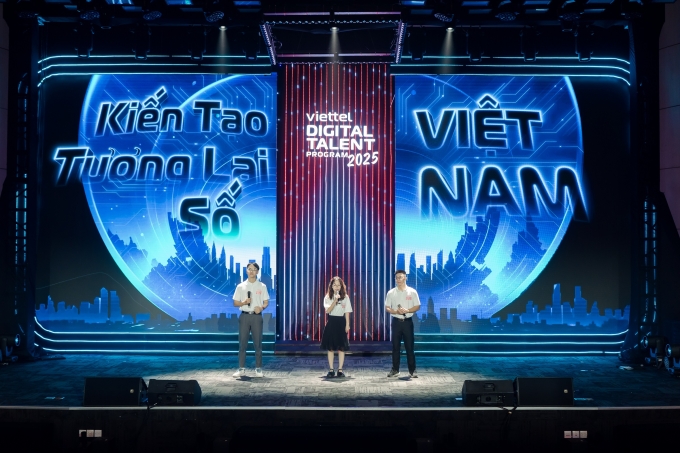 Thực tập sinh mùa 2025 trình bày sáng kiến công nghệ. Ảnh: Viettel