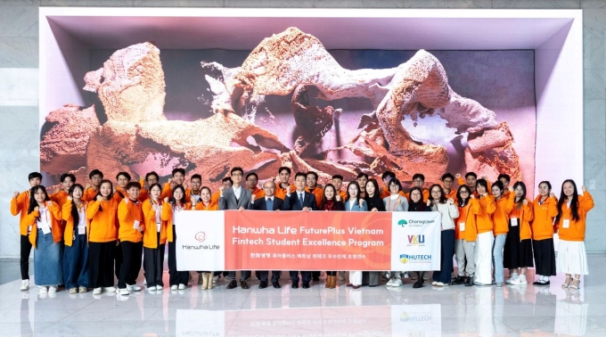 Đoàn sinh viên Việt Nam chụp ảnh lưu niệm tại buổi gặp gỡ và trao đổi với các chuyên gia cấp cao từ Hanwha Life. Ảnh: Hanwha Life