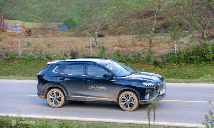 Dongfeng Huge lăn bánh tại Sơn La ngày 10/11. Ảnh: Lương Dũng