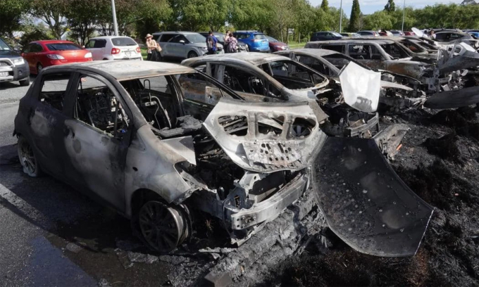 Loạt ôtô cháy trơ khung tại bãi đỗ dành cho nhân viên bệnh viện Whangarei. Ảnh: RNZ