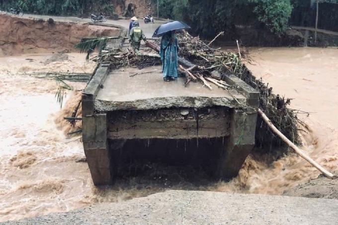 Cầu ở xã Sơn Hà gãy do lũ lớn. Ảnh: Văn Luật