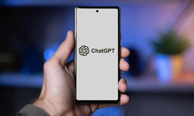 Logo ChatGPT trên màn hình điện thoại. Ảnh: Phone Arena