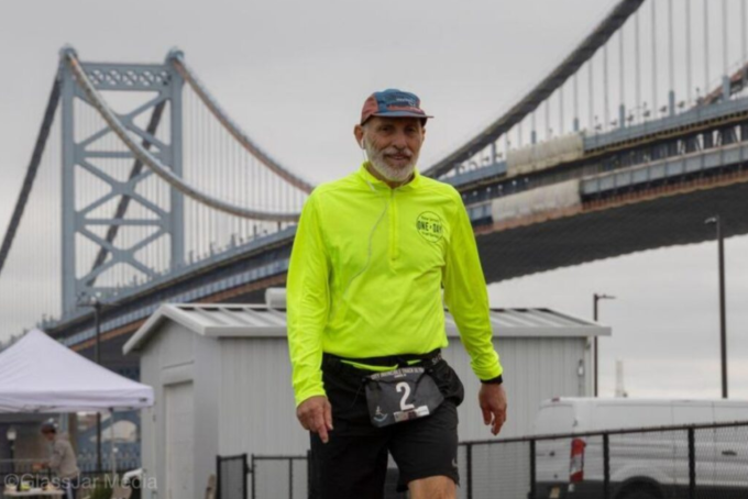 Trishul Cherns tại giải chạy 12 giờ City Invincible trên đường chạy vòng trong sân vận động (track). Ảnh: Pete Greenfield