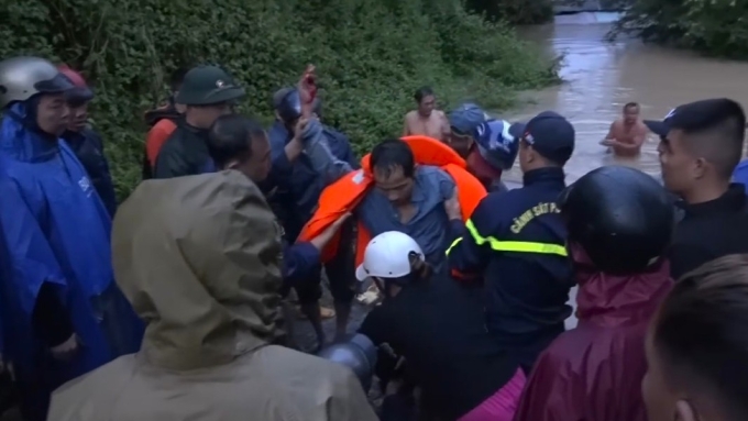 Ông Nguyễn Văn Hát, xã Cư Jút được lực lượng cứu hộ đưa vào bờ an toàn. Ảnh: Chi Yêng
