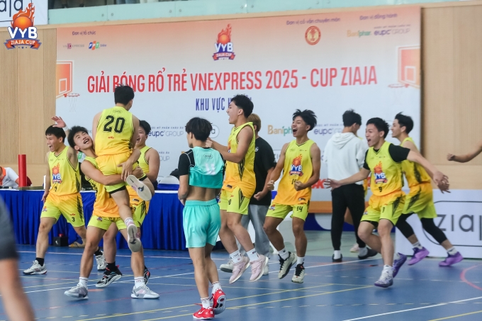 THPT Việt Đức vui mừng sau chiến thắng sít sao 56-54 trước THPT Nguyễn Bỉnh Khiêm. Ảnh: VYB