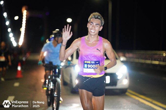 Huỳnh Anh Khôi vẫy tay chào khán giả khi chạy VM Đà Nẵng hồi tháng 7. Ảnh: VnExpress Marathon