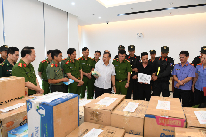 Thứ trưởng Công an Nguyễn Văn Long (áo trắng, ở giữa) kiểm tra tại hiện trường. Ảnh: Công an cung cấp