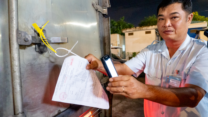 Công ty Chợ Bình Điền phối hợp với Đội Quản lý An toàn Thực phẩm số 10, thuộc Sở An toàn thực phẩm TP HCM kiểm tra, giám sát chất lượng hàng hóa. Ảnh: SATRA