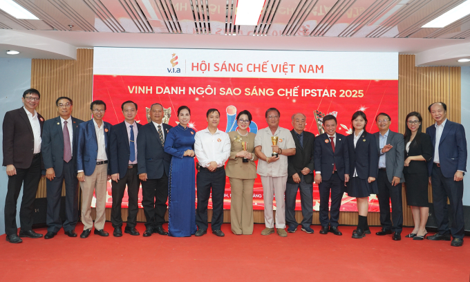 Đại diện một số tác giả nhận bằng chứng nhận tại lễ vinh danh. Ảnh: Bảo Lâm