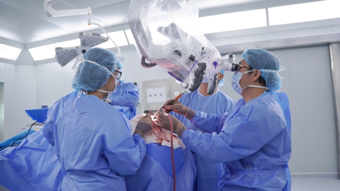 Êkíp Ngoại thần kinh và Cột sống phẫu thuật vi phẫu lấy u dưới kính hiển vi, điều trị thành công ca u màng não tái phát. Ảnh: AIH