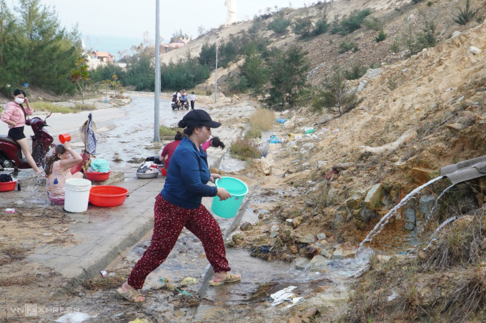 Người dân thôn Lý Hòa, hứng nước từ vách núi để sinh hoạt. Ảnh: Trần Hóa