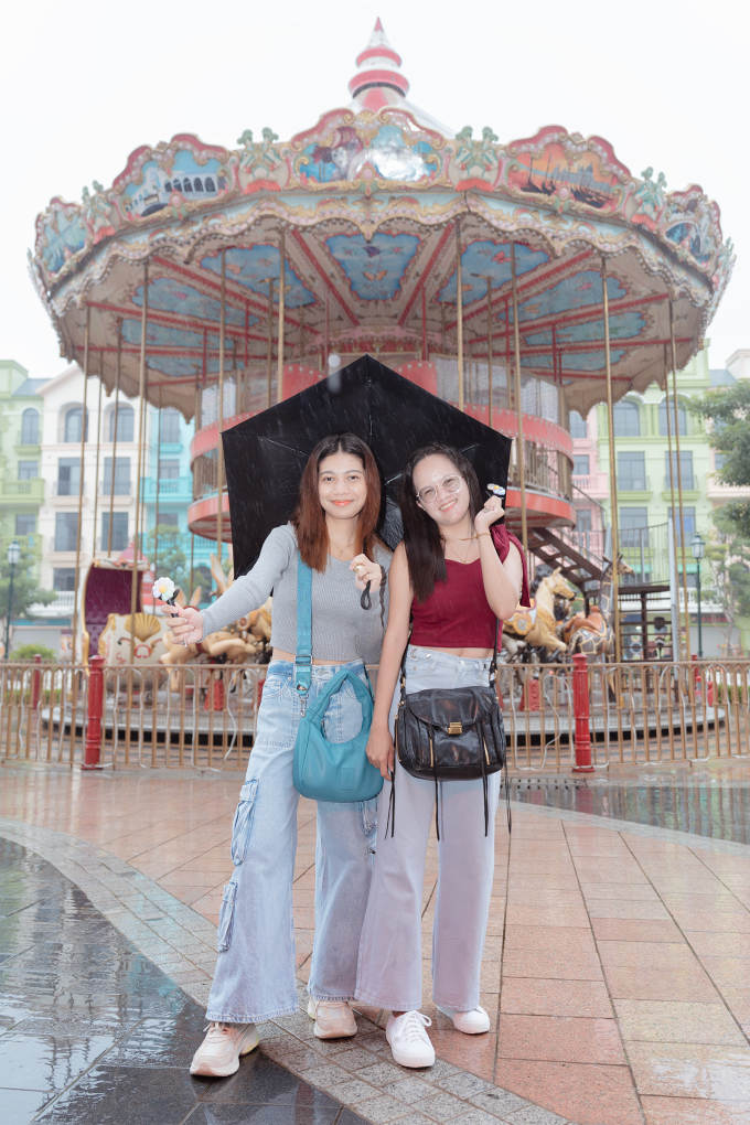 Lalaine Boco và chị gái Darlene Boco (từ trái sang) tham quan Ocean City bất chấp trời mưa. Ảnh: Tùng Đinh