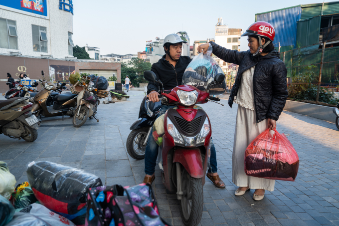 Người dân Hà Nội khuyên góp đồ dùng ủng hộ vùng lũ. Ảnh: Tùng Đinh