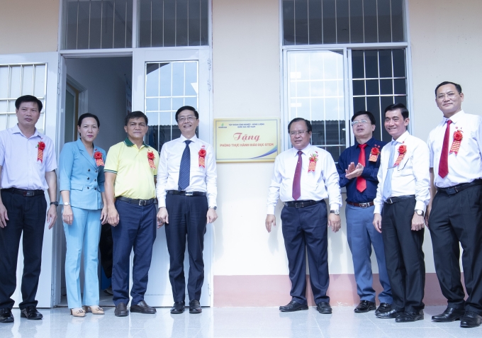 Đại diện lãnh đạo tỉnh Cà Mau, lãnh đạo Petrovietnam và các đại biểu thực hiện nghi thức khánh thành, bàn giao phòng học STEM trị giá hơn ba tỷ đồng cho trường THPT Võ Văn Kiệt. Ảnh: PVCFC