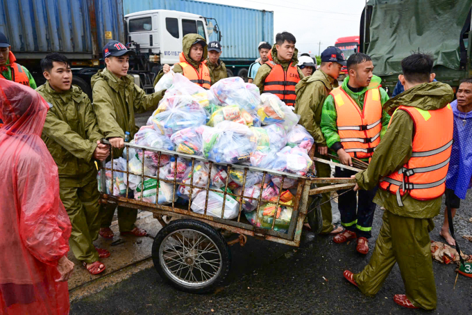 Công an cứu trợ cho người dân vùng cô lập xã Hoà Xuân. Ảnh: Thanh Tùng