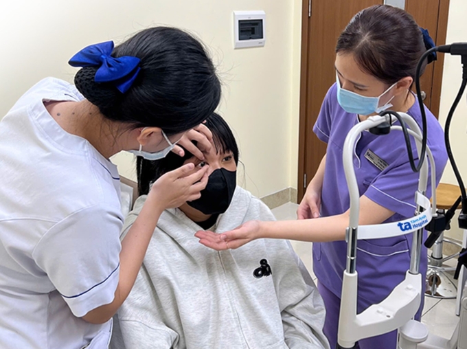 Kỹ thuật viên khúc xạ đang đeo thử kính tiếp xúc cho người bệnh. Ảnh: Bệnh viện Đa khoa Tâm Anh