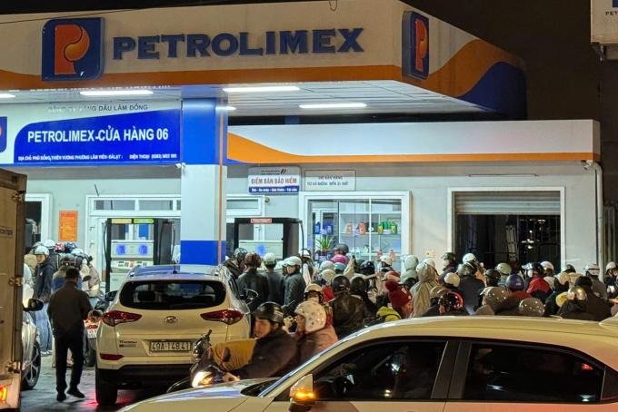 Cây xăng ở phường Lâm Viên - Đà Lạt đông người chờ mua. Ảnh: Khánh Hương