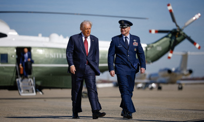 Tổng thống Mỹ Donald Trump (trái) tại căn cứ liên hợp Andrews hôm 5/11. Ảnh: AFP