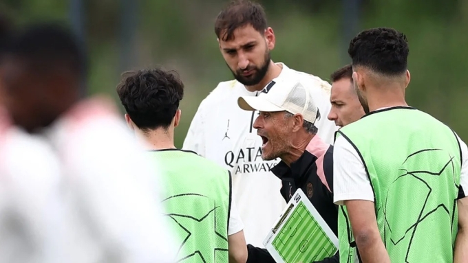 Donnarumma lắng nghe khi HLV Luis Enrique chỉ đạo trong một buổi tập của PSG. Ảnh: AFP