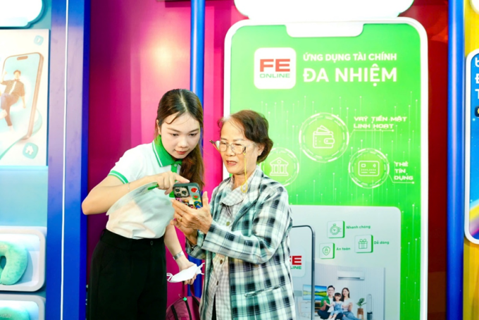 Công nghệ giúp người dân tiếp cận dịch vụ tài chính tiêu dùng dễ dàng, thuận tiện hơn. Ảnh: FE Credit