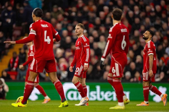 Cầu thủ Liverpool thất vọng sau bàn thua trong hiệp một,  trên sân Anfield, Liverpool, Anh hôm 22/11. Ảnh: Reuters