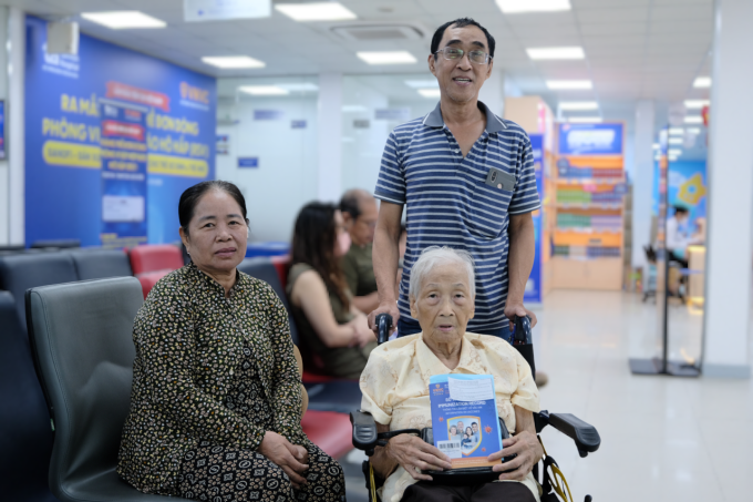 Gia đình đưa cụ Châm đến tiêm vaccine tại Hệ thống Tiêm chủng VNVC. Ảnh: Mộc Thảo