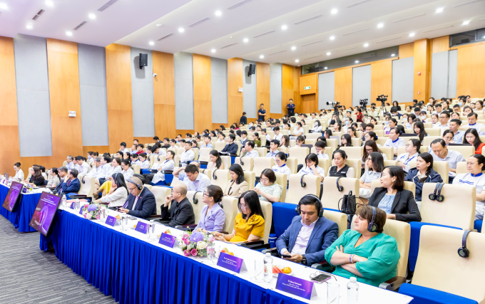 Hàng trăm bác sĩ, điều dưỡng, nhân viên y tế thuộc hệ thống BVĐK Tâm Anh, VNVC dự hội nghị chiều 8/11. Ảnh: Viện Nghiên cứu Tâm Anh