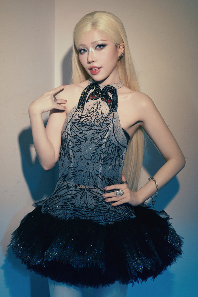 Phùng Khánh Linh thay đổi hình ảnh với mái tóc bạch kim.