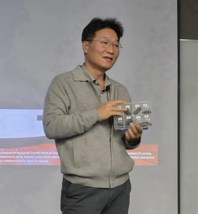 Ông DH Kim giải thích quá trình phát triển phần mềm để Vision AI có thể nhận diện các loại phân thú cưng khác nhau. Ảnh: Samsung