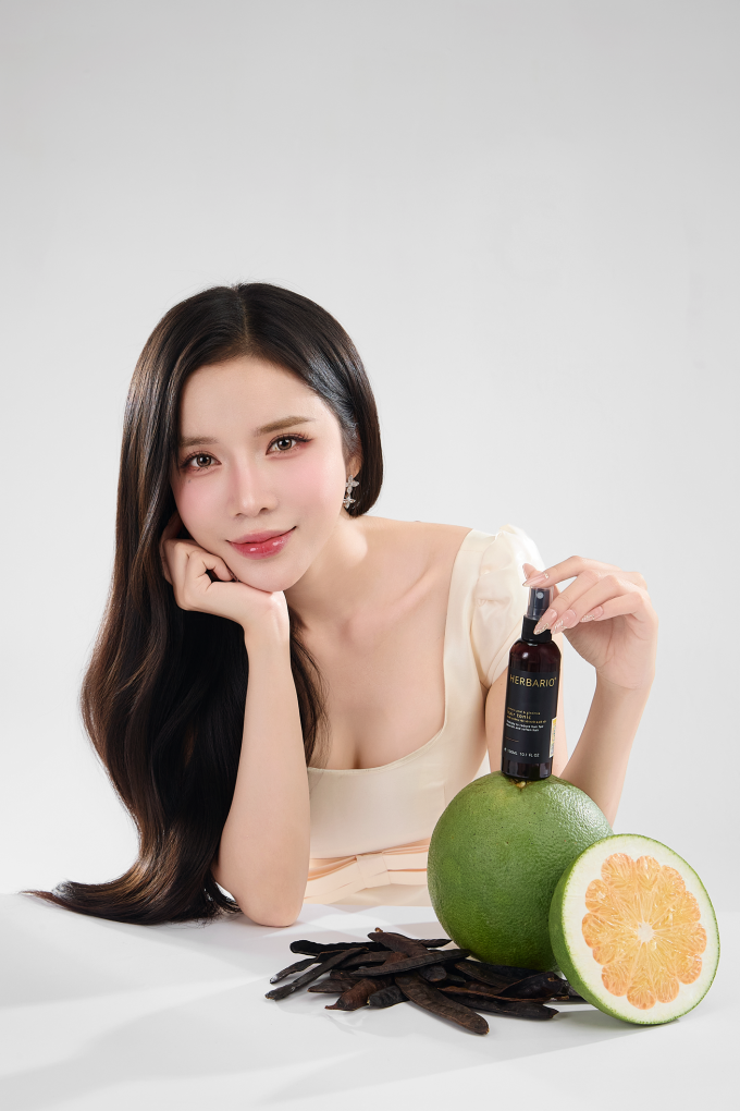 Dòng nước dưỡng tóc vỏ bưởi bồ kết thuần chay là trọng tâm chiến dịch. Ảnh: Herbario