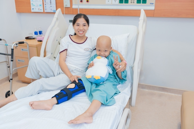 Hình ảnh bé Minh cùng mẹ sau 5 ngày phẫu thuật