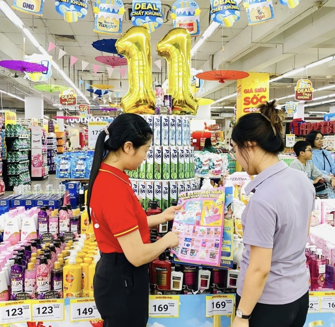 Nhân viên giới thiệu ưu đãi cho khách hàng. Ảnh: Masan