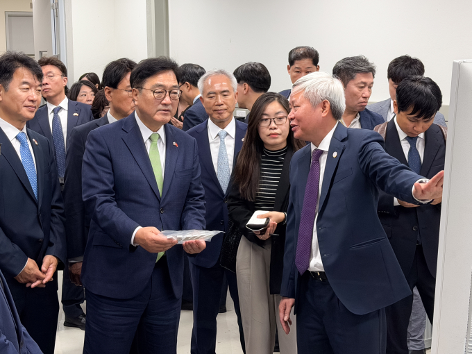 Chủ tịch Quốc hội Hàn Quốc thăm khu nghiên cứu tại VKIST và trải nghiệm sản phẩm cho các nhà khoa học Việt Nam nghiên cứu. Ảnh: Lưu Quý