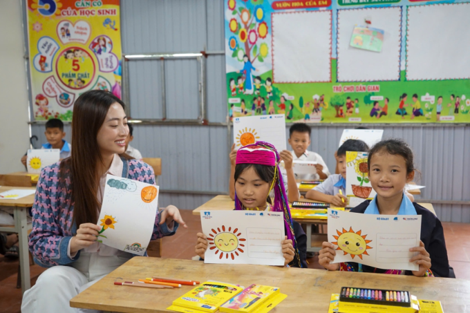 Hoa hậu Lương Thùy Linh - Đại sứ Chia sẻ cùng thầy cô 2025 lan tỏa tinh thần Triệu trái tim Việt viết - vẽ lời tri ân. Ảnh: Thiên Long