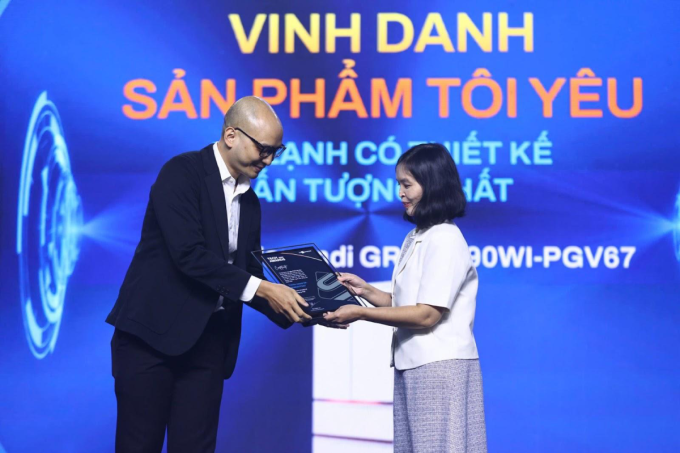 Đại diện Toshiba nhận giải cho tủ lạnh có thiết kế ấn tượng tháng 1/2025. Ảnh: Toshiba