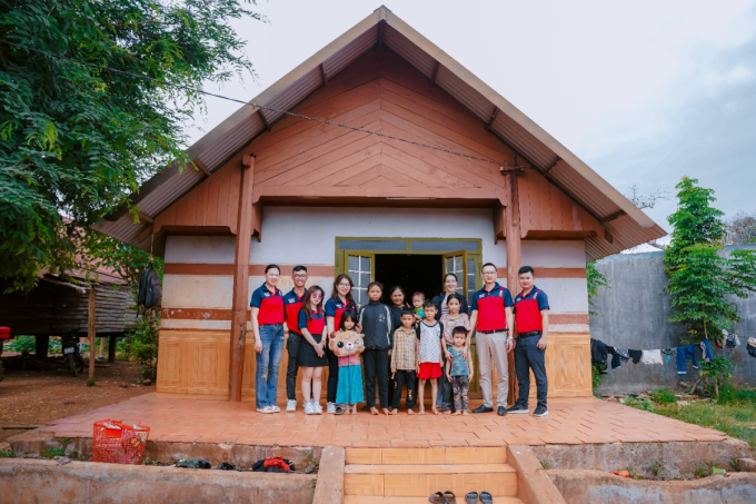 Bưu cục và lãnh đạo BEST Express thăm hỏi các gia đình khó khăn tại Đăk Lăk năm 2024. Ảnh: BEST Express