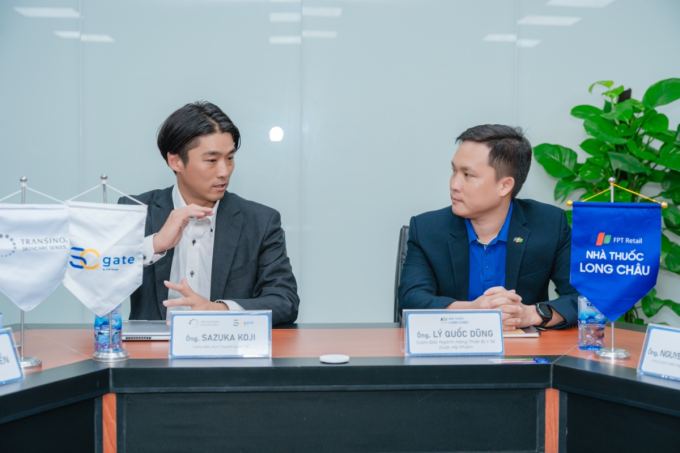 Đại diện nhãn hàng Transino (bên trái) và Nhà thuốc Long Châu tại sự kiện. Ảnh: Transino