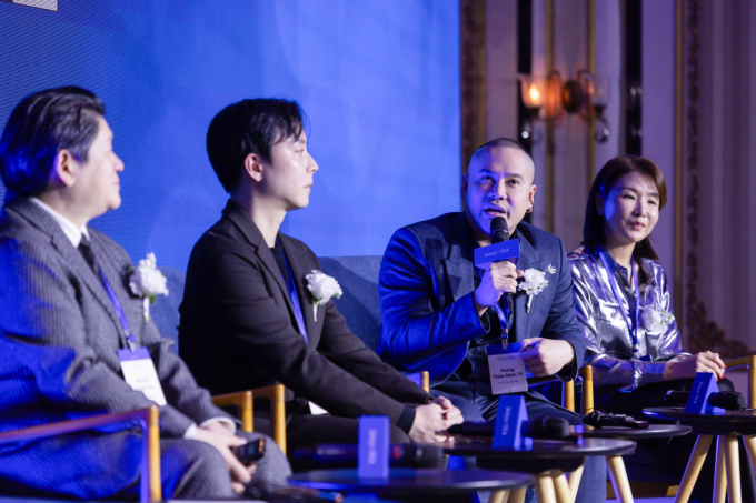 Bác sĩ Hoàng Thiên Minh Trị (thứ hai bên phải) tham dự phiên thảo luận cùng các chuyên gia quốc tế tại hội nghị Jeisys TEA 2025 (Tailored Excellence in Aesthetics), diễn ra tại khách sạn Imperial Palace, Seoul, Hàn Quốc. Ảnh: TGSĐ