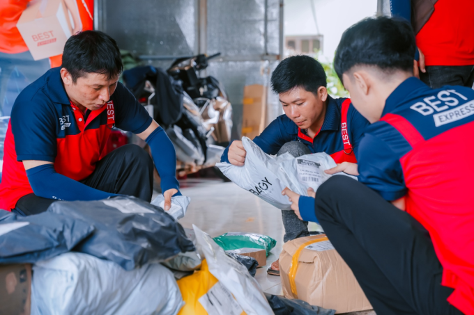 Nhân viên bưu cục tại Gia Lai đang xử lý hàng hóa chuẩn bị giao đến khách hàng. Ảnh: BEST Express