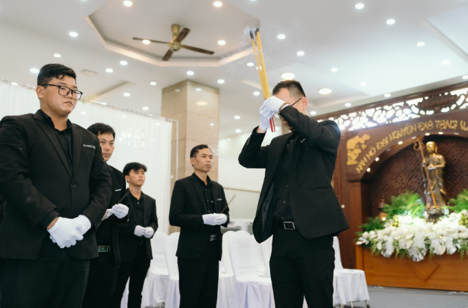 Tang lễ được thực hiện bởi đội ngũ Blackstones.