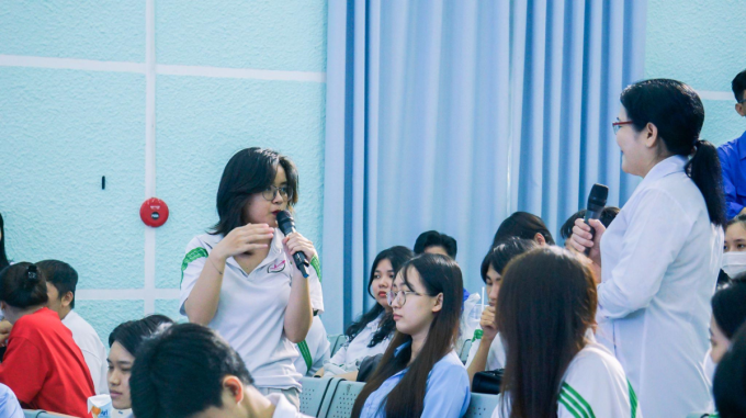 Phần hỏi đáp giữa chuyên gia và sinh viên. Ảnh: DKT Mekong