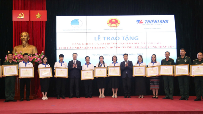 Chương trình còn thu hút sự tham gia của doanh nghiệp, tổ chức xã hội và cộng đồng, lan tỏa tinh thần Triệu trái tim Việt viết vẽ lời tri ân. Ảnh: Thiên Long