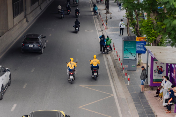 Tài xế Tada di chuyển trên đường với màu áo vàng và xanh đen đặc trưng.  Ảnh: Tada