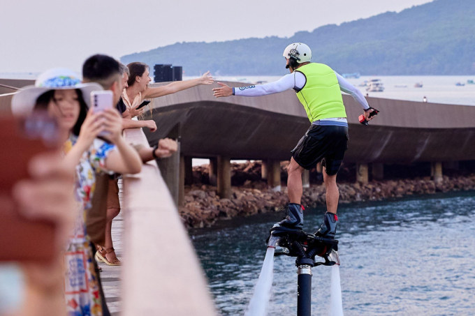 Du khách thích thú tương tác với vận động viên biểu diễn tại Cầu Hôn. Ảnh: Sun PhuQuoc Airways