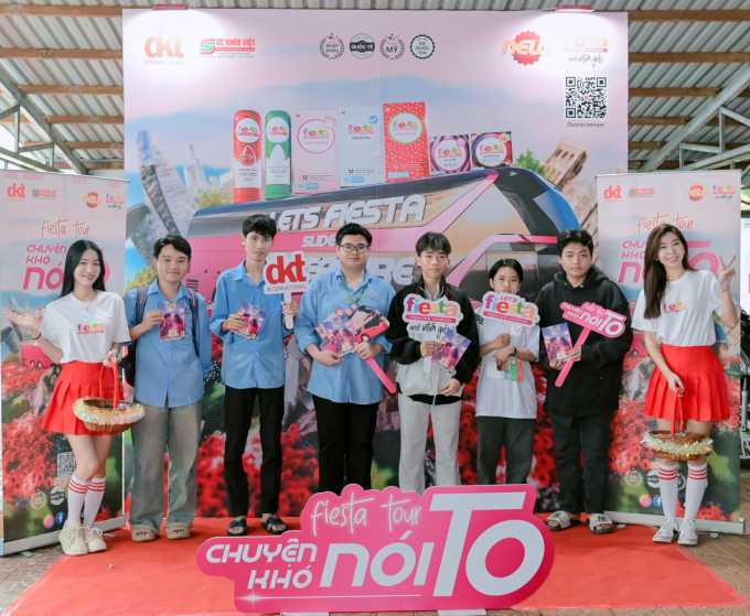 Sinh viên trường Đại học Cần Thơ chụp ảnh tại chương trình. Ảnh: DKT Mekong