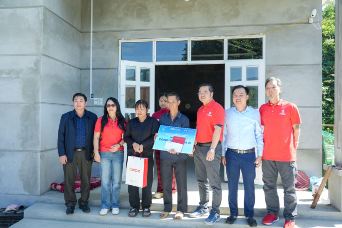 Đại diện tập đoàn bàn giao nhà mới cho gia đình khó khăn tại xã Hưng Khánh. Ảnh: Rox Group