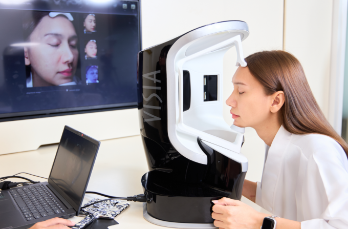 Khách hàng được soi da bằng hệ thống Visia. Ảnh: Linh Anh Premium