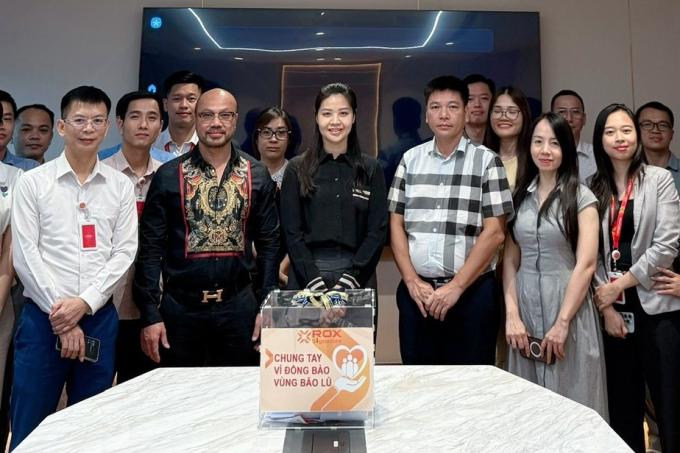 Hoạt động quyên góp ủng hộ đồng nghiệp, đồng bào chịu ảnh hưởng bão lũ tại công ty. Ảnh: Rox Group