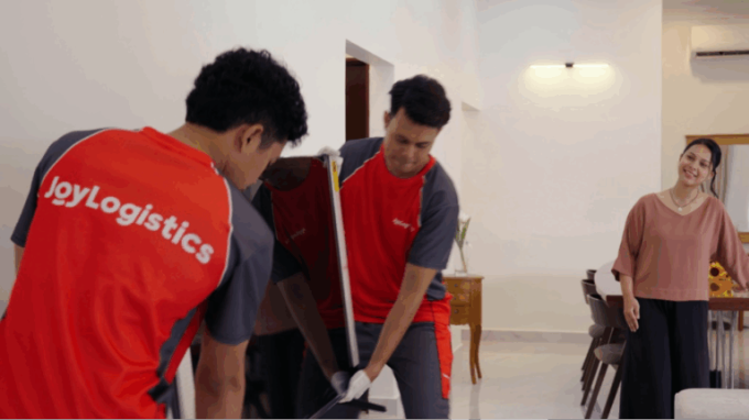 Nhân viên JoyLogistics hỗ trợ khách hàng lắp đặt