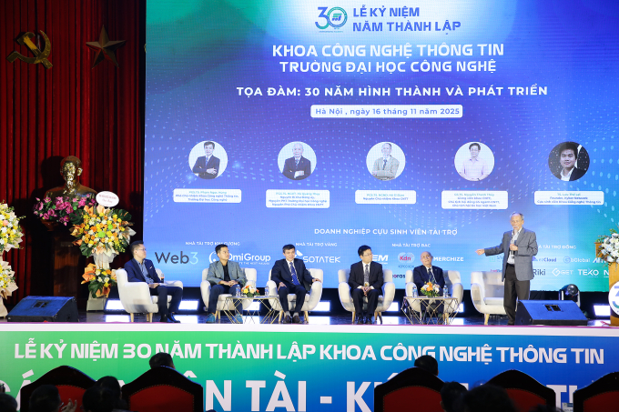 Tọa đàm 30 năm hình thành và phát triển với sự tham gia của các chuyên gia hàng đầu, tại lễ kỷ niệm. Ảnh: Đại học Công nghệ ĐHQGHN